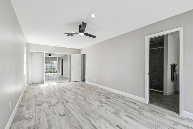 Building Photo - 2 S Treasure Dr