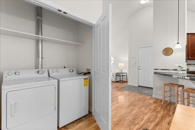 Building Photo - Beautiful 2 Bed 2 Bath Condo Near Rigden Farms!