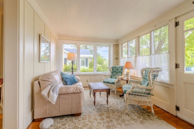Building Photo - Fully-Furnished Retreat in the Heart of Su...