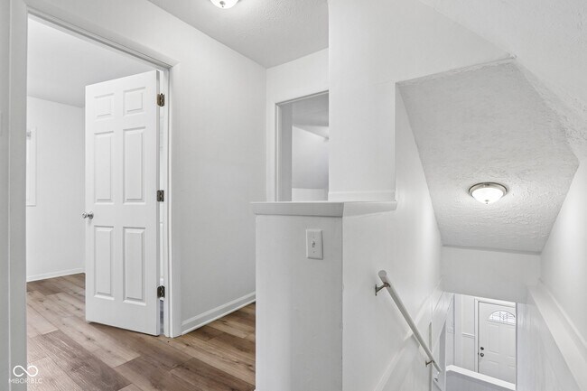 Building Photo - 809 N Meridian St Rd