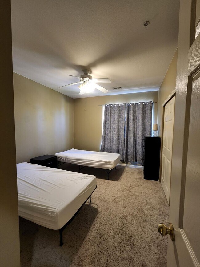 Building Photo - 2 Bed 2 Bath Condo With Balcony!