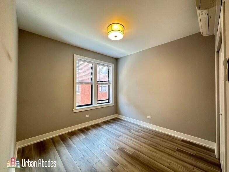 Building Photo - 3943 N Janssen Ave