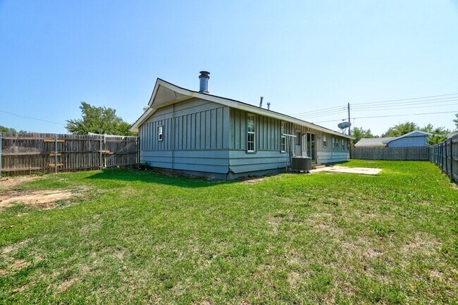 Building Photo - Nice 4 Bed 1.5 Baths Located near Tinker Diagonal