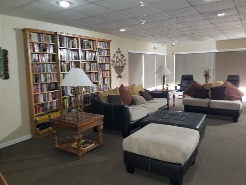 Building Photo - 430 Commodore Dr