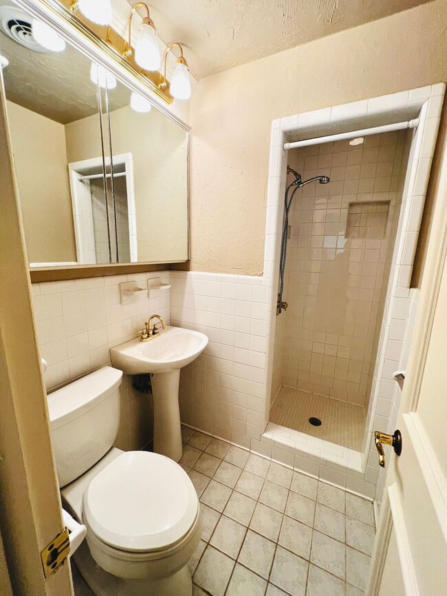 Building Photo - Beautifully, Corner-Lot 3BD 2BA Home in Be...