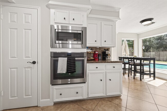 Building Photo - 15843 Foxgate Rd