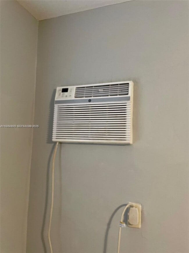 Building Photo - 951 SW 9th St