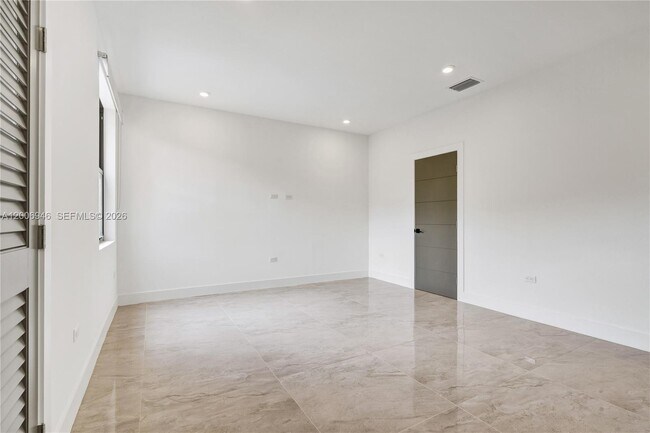 Building Photo - 2887 SW 33rd Ave