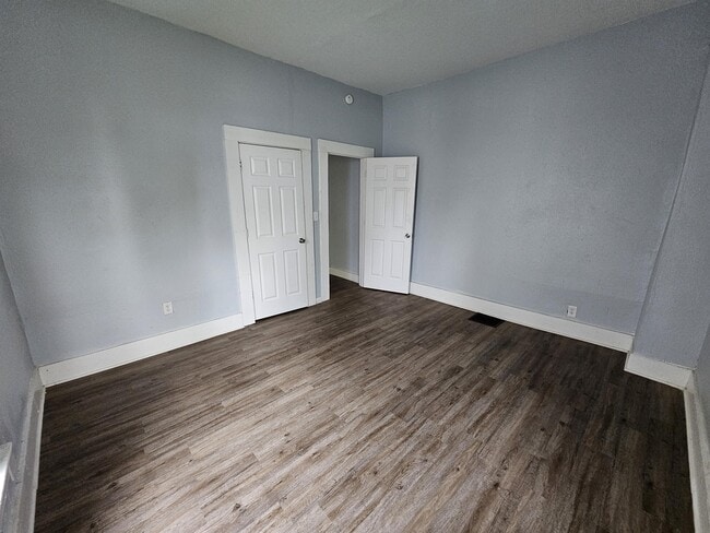 Building Photo - 912 W 3rd St