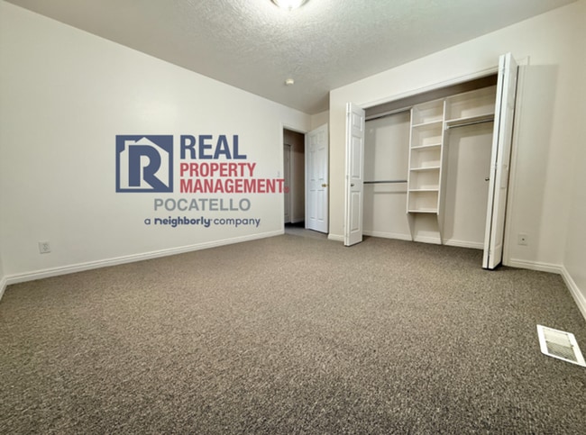 Building Photo - 3 Bedroom 1.5 Bath Apartment - 2 car garage