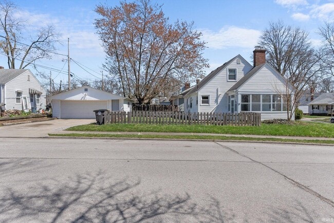 Building Photo - 1730 Clover Ln