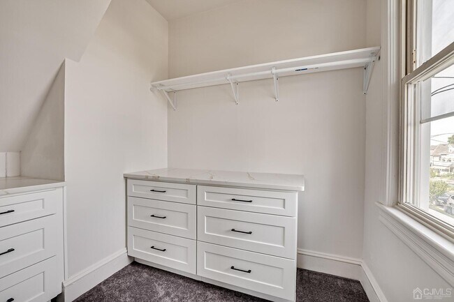 Building Photo - 324 Main St