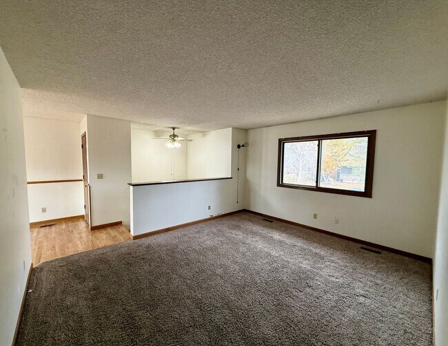 Building Photo - Large 4 Bedroom/2 Bath Bi-Level Home with ...