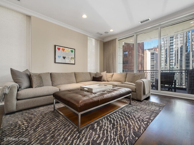 Building Photo - 10 E Delaware Pl