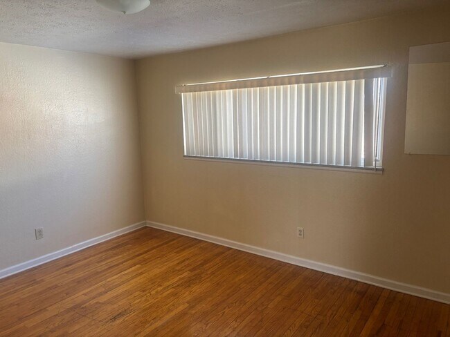 Building Photo - Charming 2-Bedroom Property in Prime Location