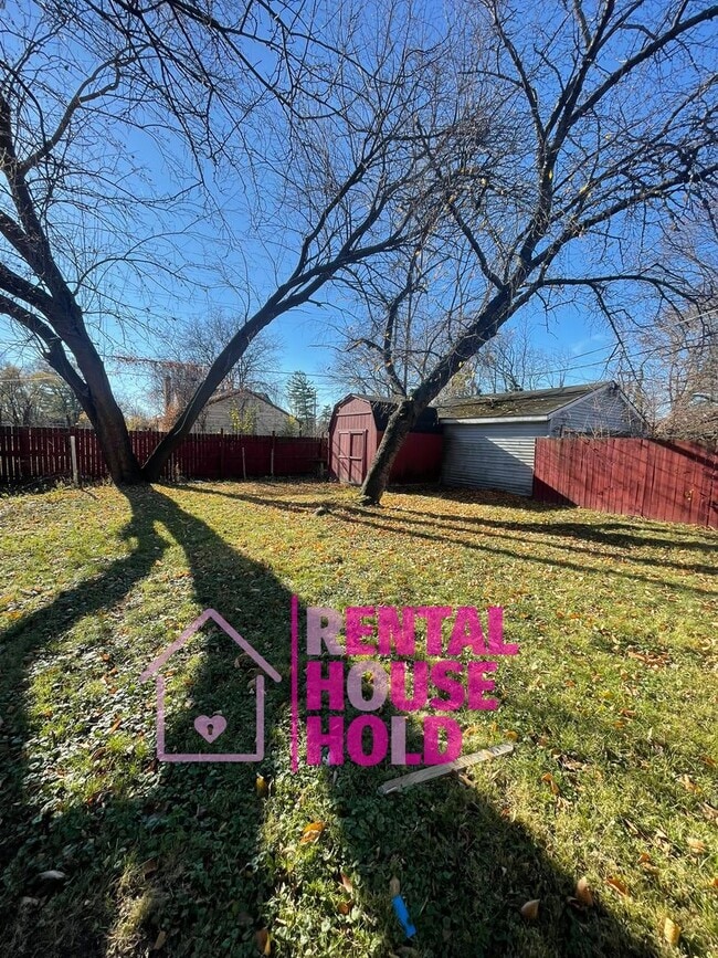 Building Photo - ~ 3 BEDROOM 1 BATH BUNGALOW SECURTIY DEPOSIT SPECIAL ~$500