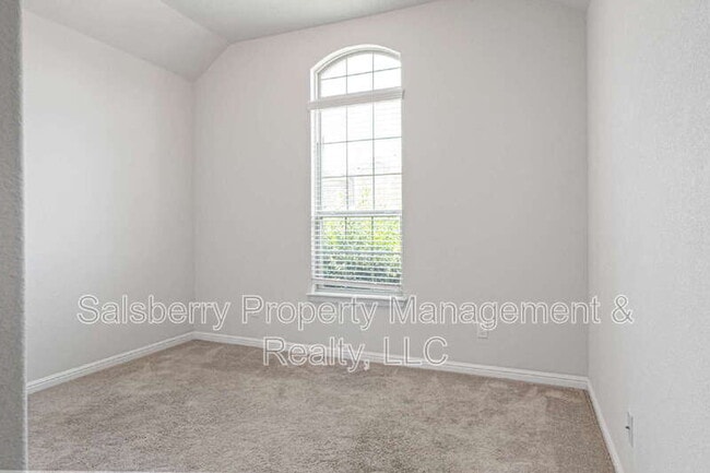 Building Photo - 821 Falcon Rd