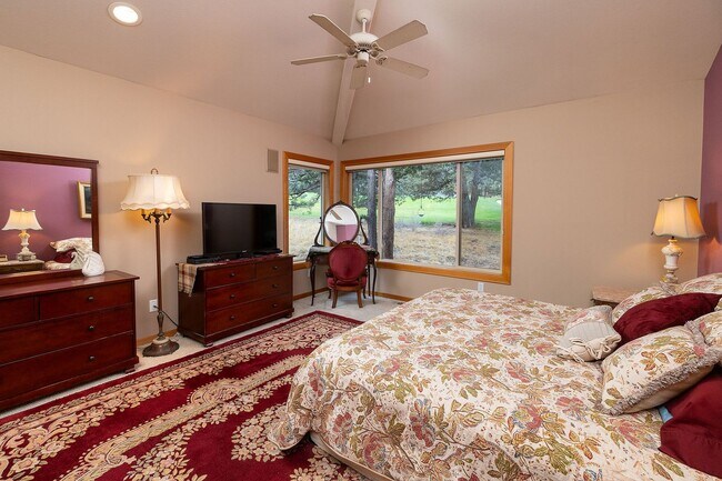 Building Photo - Gated Community in Awbrey Glen