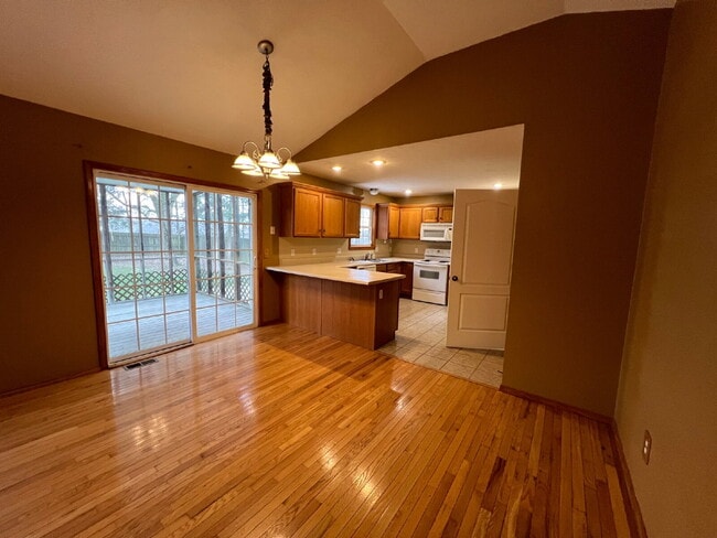 Building Photo - 3BR / 2BA  - with Fenced in backyard