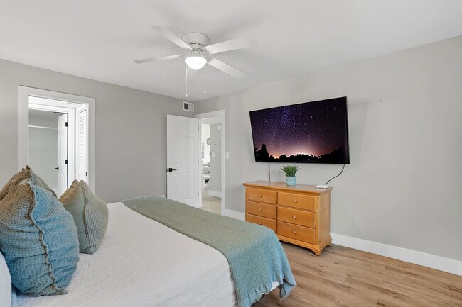 Building Photo - 600 Neapolitan Way