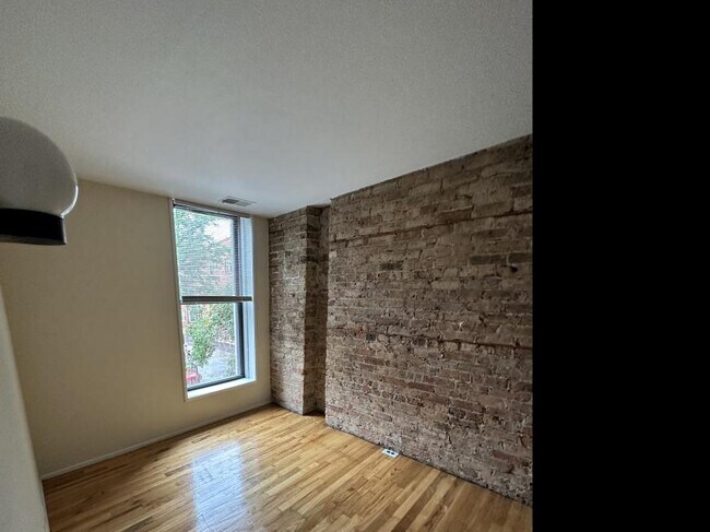 Building Photo - 2 bedroom in Chicago IL 60657