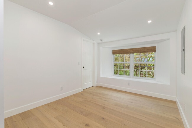 Building Photo - 222 S County Rd