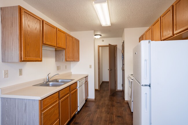 Fargo, ND Fieldstone Apartments | 21A | Kitchen - Fieldstone