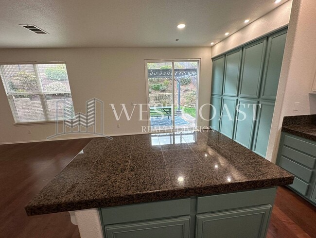 Building Photo - AVAILABLE NOW!!! 3 Bedroom 3 bath Private OASIS backyard in Vista, CA.