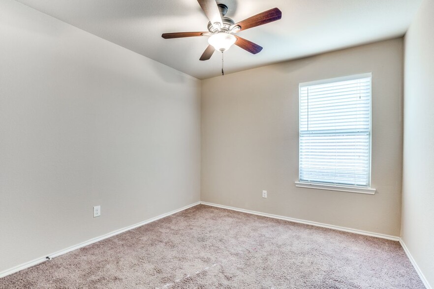 Building Photo - 1127 Roman Dr