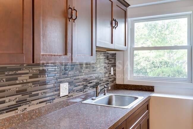 Building Photo - 19 Norton St