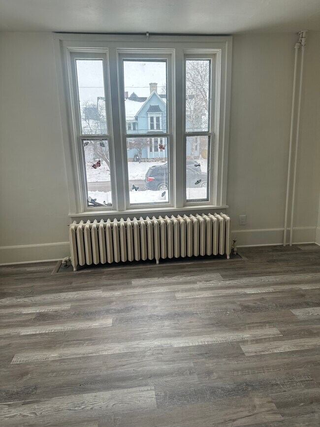 Building Photo - 404 S Main St