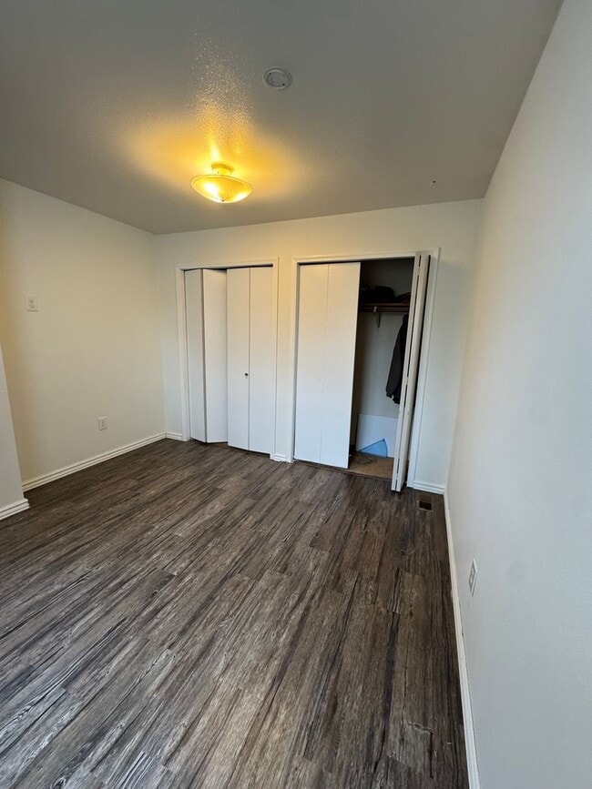 Building Photo - Southside townhouse with 2 car garage