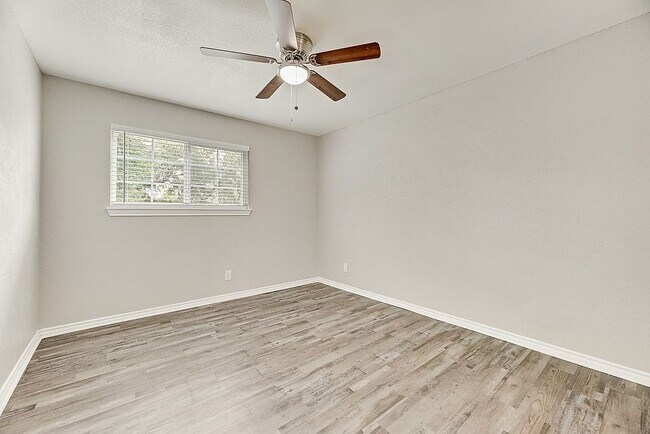 2703_north_buckner_boulevard_6032952_018 - Springhollow Apartments