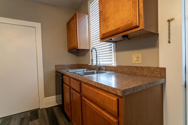 Building Photo - 1512 Indianola Ave