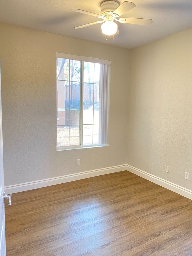 Building Photo - Great first floor corner unit!!