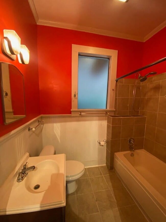 Building Photo - Cozy Living in Columbus