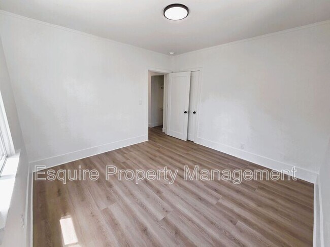 Building Photo - 514 S Seaward Ave