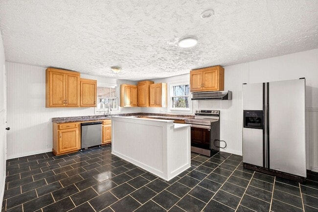 Building Photo - 908 Gilmore Ave