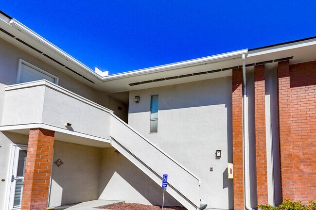 Building Photo - 1 Bed, 1 Bath In Highly Desirable Guard Gated Las Vegas Country Club