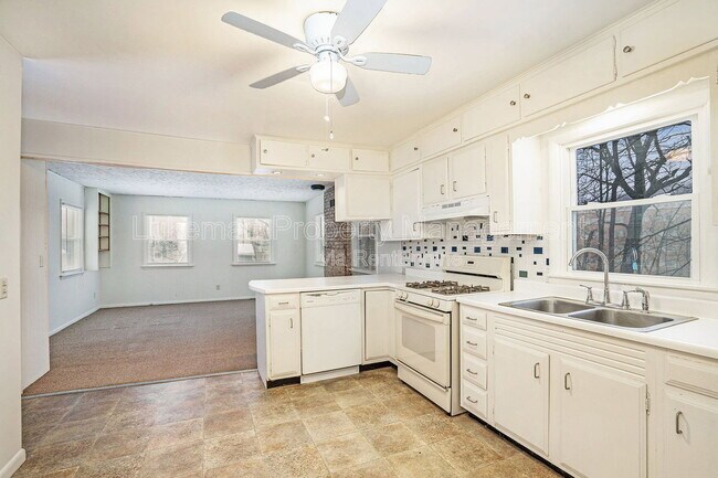 Building Photo - 2021 Academy St