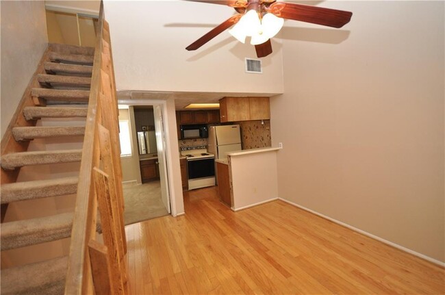 Building Photo - 708 Graham Pl