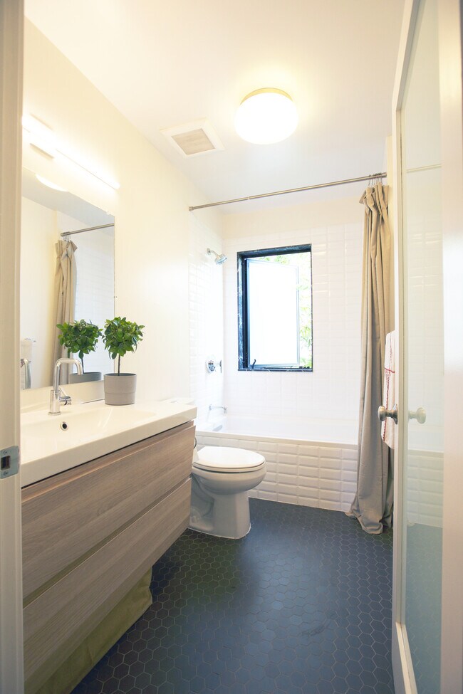 Upstairs full bathroom - 2287 Glendale Blvd