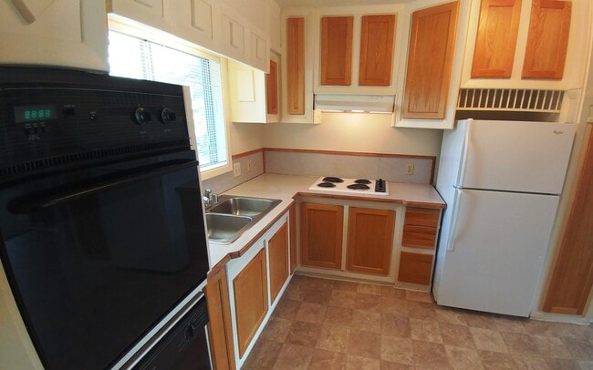 Building Photo - Comfortable 3/Bed-2 Bath Home with a Deck and Fenced Backyard