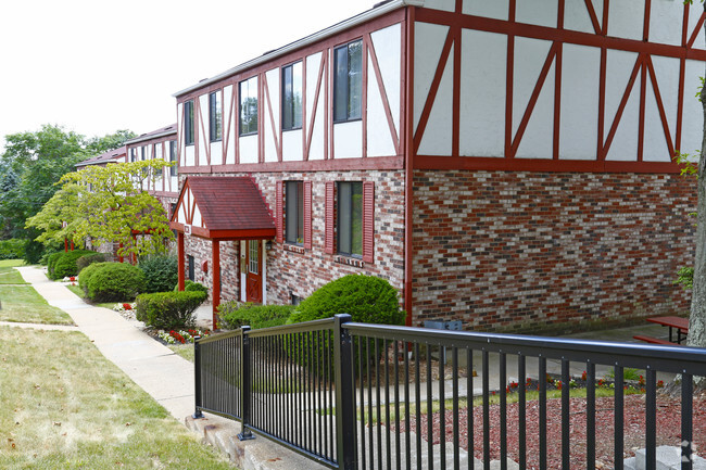 Building Photo - Churchill Square