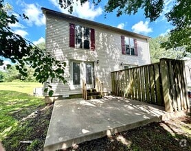 Building Photo - Charming 2 bedroom, 1.5 bath East Fayettev...