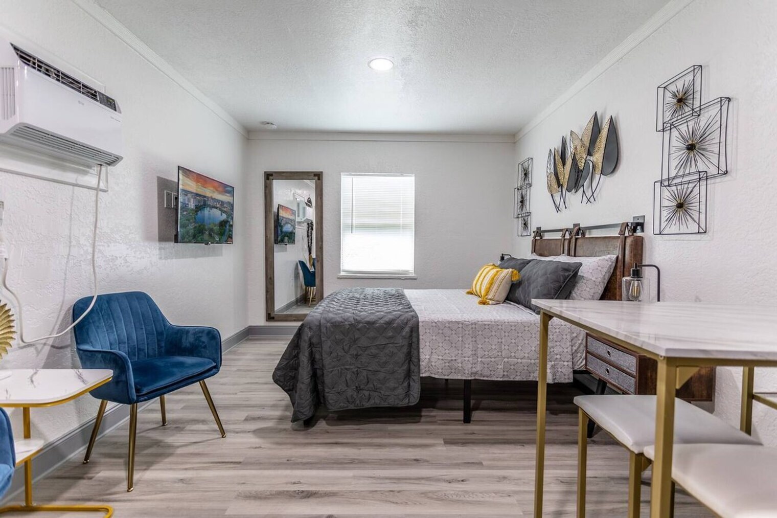 Building Photo - 5343 Hermosa St