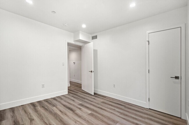 Building Photo - 10853 Hartsook St