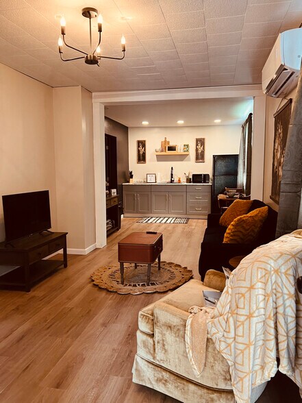 Building Photo - 303 Hill St