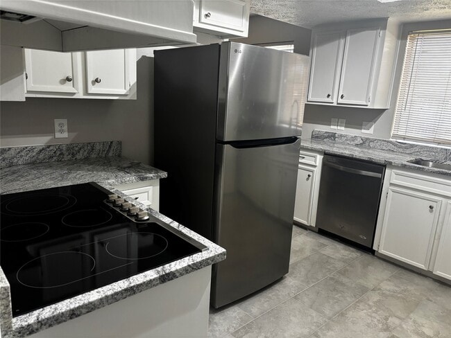 Building Photo - 2942 Jenny Dr