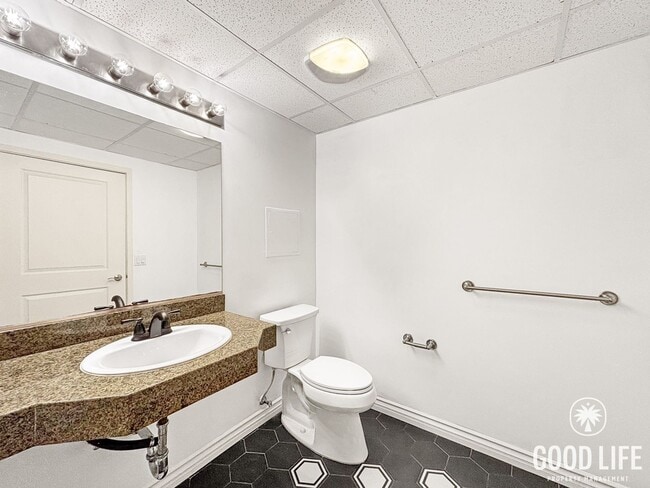 Building Photo - Gorgeous Studio W/ W/D, A/C, Balcony, Rooftop Deck, Gym, Jacuzzi with City views!!